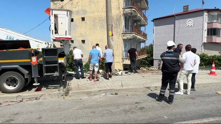 Kamyon evin bahçesine uçtu! Çok sayıda yaralı var - Resim: 14